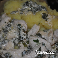 Фото рецепта - Куриное филе в сметане с картофельным пюре